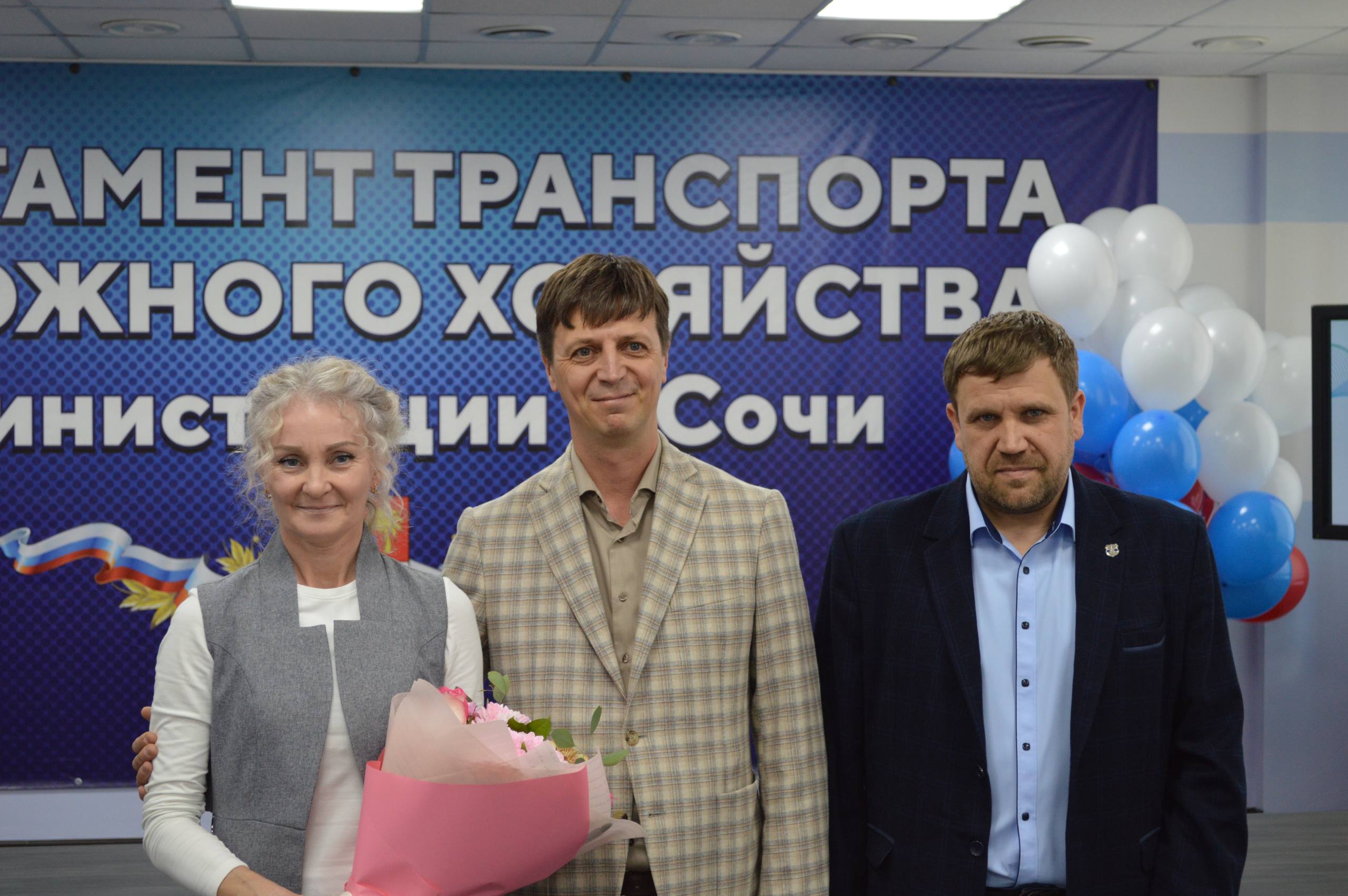 Сегодня в торжественной обстановке вручили водительские удостоверения новым сотрудникам, прошедшим обучение по профессии «Водитель автобуса». Это стало возможным благодаря проекту по бесплатному обучению Национальной... Сегодня в торжественной обстановке вручили водительские удостоверения новым сотрудникам, прошедшим обучение по профессии «Водитель автобуса». Это стало возможным благодаря проекту по бесплатному обучению Национальной...