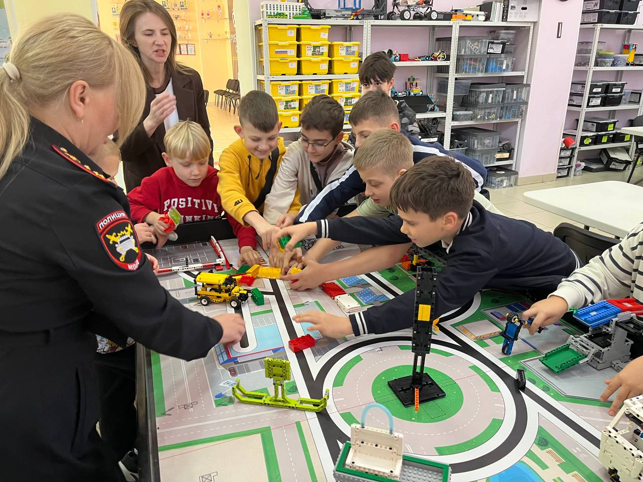 Сотрудники Госавтоинспекции г. Сочи продолжают проводить профилактические занятия по детской дорожной безопасности для ребят в организациях дополнительного образования Сотрудники Госавтоинспекции г. Сочи продолжают проводить профилактические занятия по детской дорожной безопасности для ребят в организациях дополнительного образования