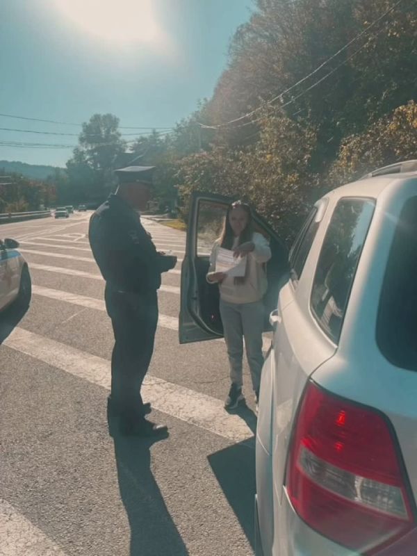 Мошенникам - нет. Сотрудники Госавтоинспекции проводят профилактические беседы не только по Правилам дорожного движения, но и регулярно предупреждают граждан об участившихся случаях мошенничества