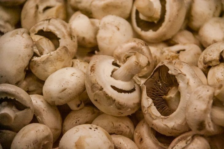 Как приготовить сытный грибной соус, который оживит любое мясное блюдо: советы от шеф-повара