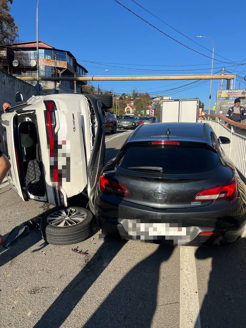 Легковушка «прилегла» на бок: тройное ДТП случилось на дороге в Сочи