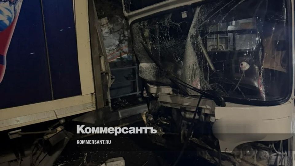 В Сочи автобус столкнулся с припаркованной фурой