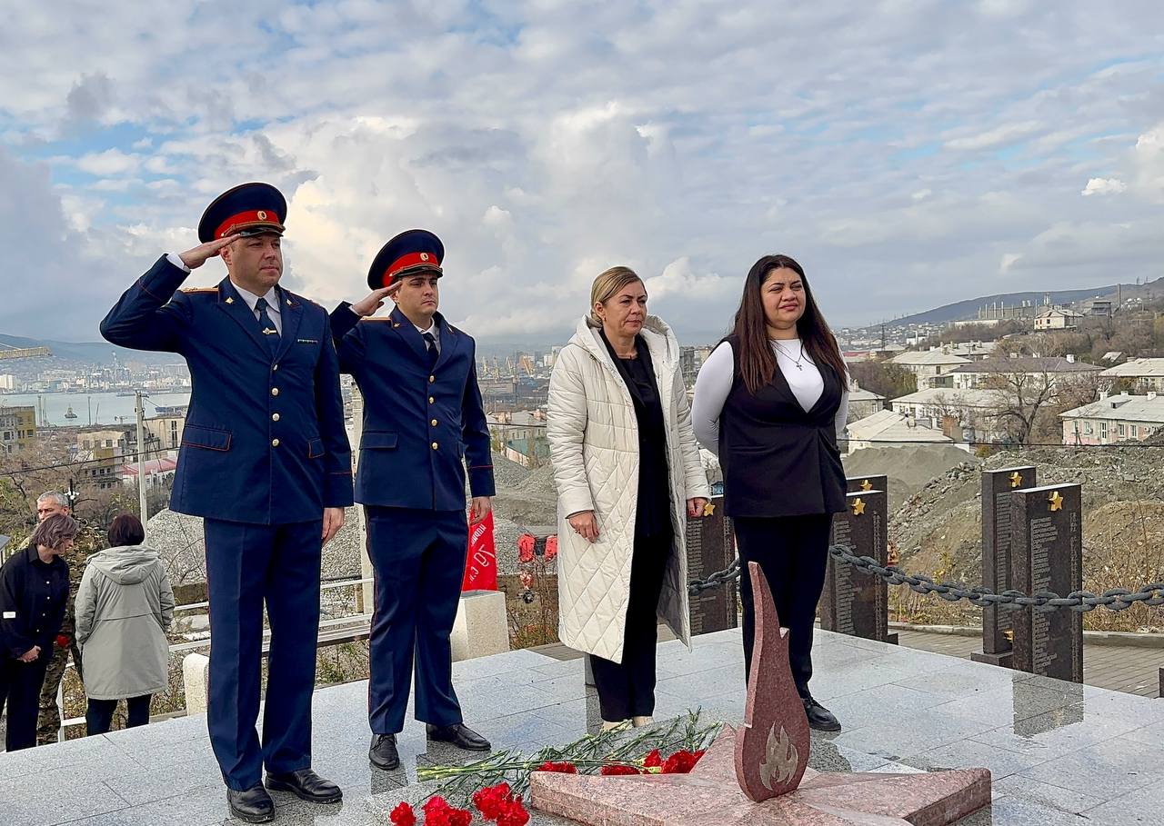 В Краснодарском крае офицеры следственного управления СКР приняли участие в мероприятиях, посвященных празднованию Дня Героев Отечества В Краснодарском крае офицеры следственного управления СКР приняли участие в мероприятиях, посвященных празднованию Дня Героев Отечества