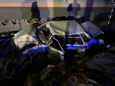 Пассажирский поезд из Адлера смял легковушку