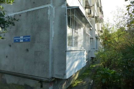 По поручению губернатора с «Прямой линии» в Сочи приводят в порядок подвал многоэтажного дома