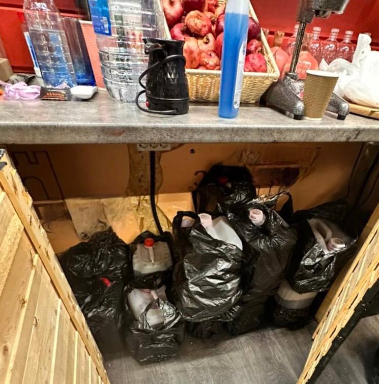 Горячий и незаконный: в Эстосадке изъяли 150 литров «сомнительного» глинтвейна Горячий и незаконный: в Эстосадке изъяли 150 литров «сомнительного» глинтвейна