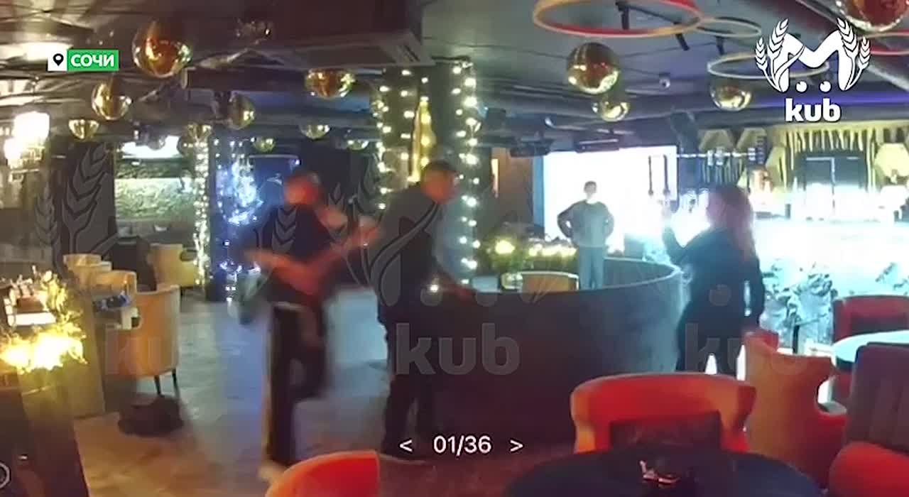 Стажер-кальянщик избил жену владельца ночного клуба в Адлере из-за того, что ему не давали курить и пить на работе