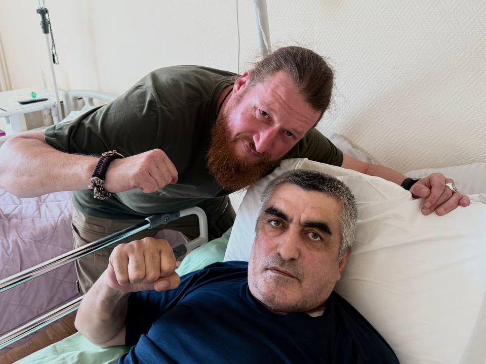 WarGonzo: Глава Минобороны вручил орден генерал-лейтенанту Абачеву в госпитале