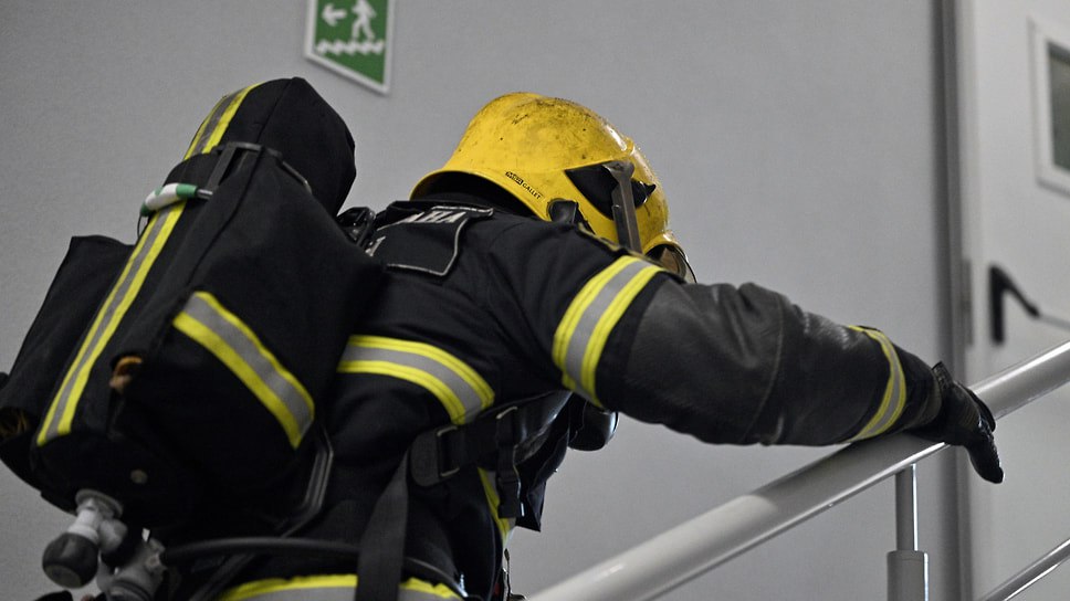 При пожаре на складе в Сочи погиб человек