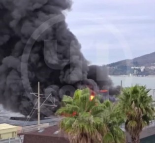 Крупный пожар уничтожил кафе и склады в Сочи