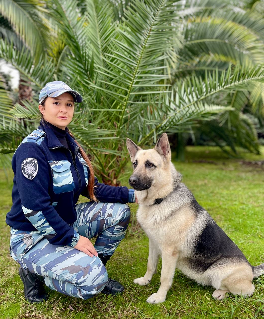 С началом новой рабочей недели наших подписчиков поздравляют инспектор Центра кинологической службы УВД по г.Сочи Валерия Галь и ее напарник - служебная собака по кличке Камри: