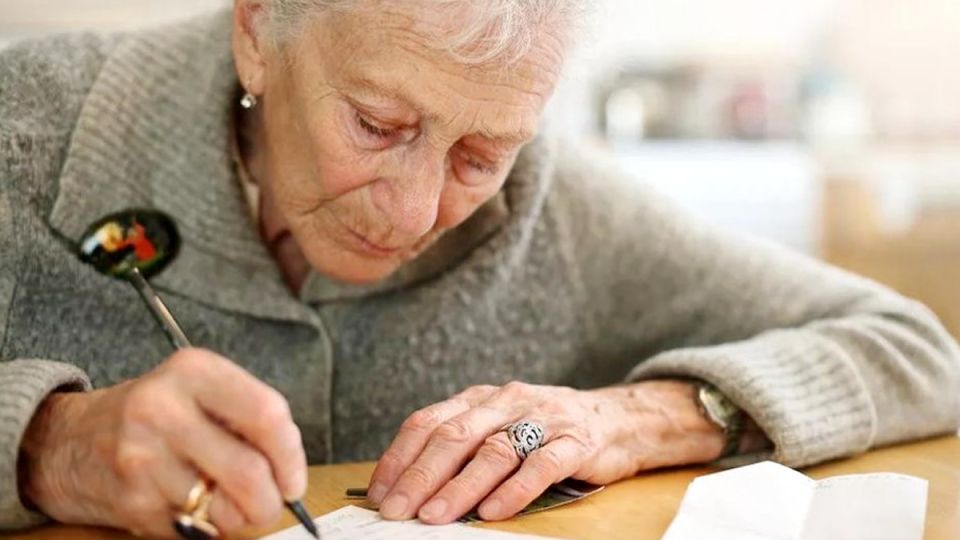 Почему пенсионеры стремятся переписать свое жилье на близких: что стоит знать