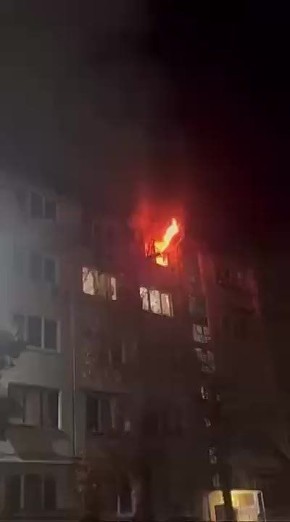 Двоих детей спасли из ночного пожара в сочинском Дагомысе