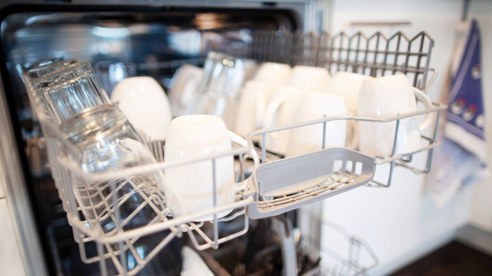 Посудомойка засияет как новая: очистите от жира и накипи за пару минут и без усилий