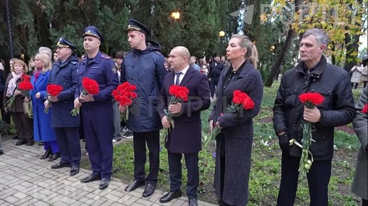 «Мы очень хорошо помним доктора Лизу, сколько она сделала для деток, для России»: в Адлере прошло траурное мероприятие, посвященное жертвам крушения самолета Ту-154 25 декабря 2016 года, — девять лет память о докторе Лизе...