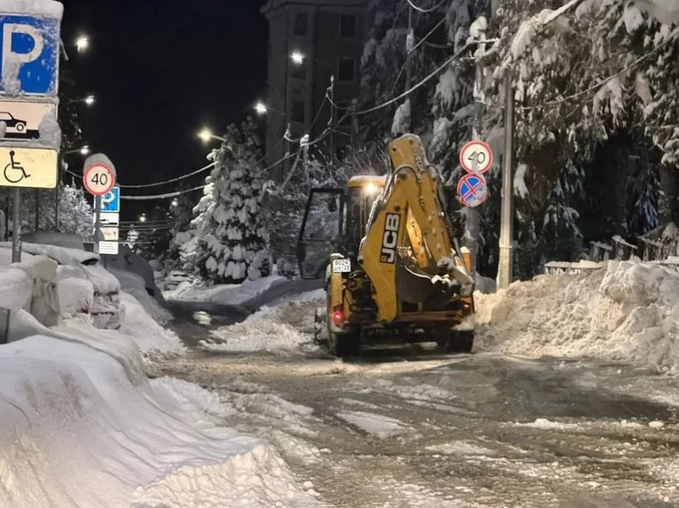 Штормовое предупреждение в Сочи сохранится из-за снегопадов и ветра