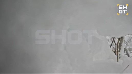 10-летнюю девочку с отцом накрыло снежной лавиной на горнолыжке «Красная Поляна» в Сочи — их откопали другие туристы