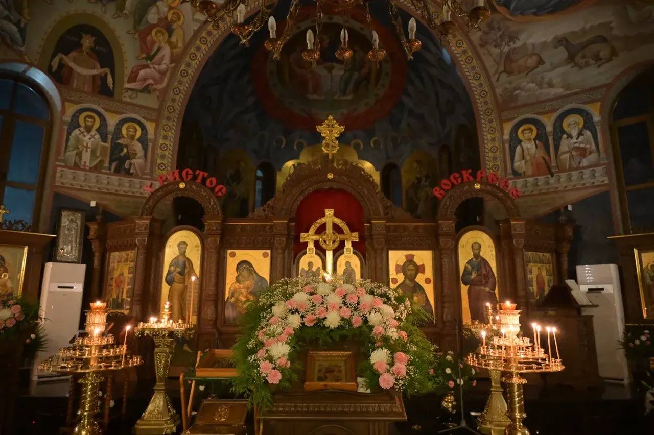 Во всех храмах Сочи проходят рождественские богослужения Во всех храмах Сочи проходят рождественские богослужения