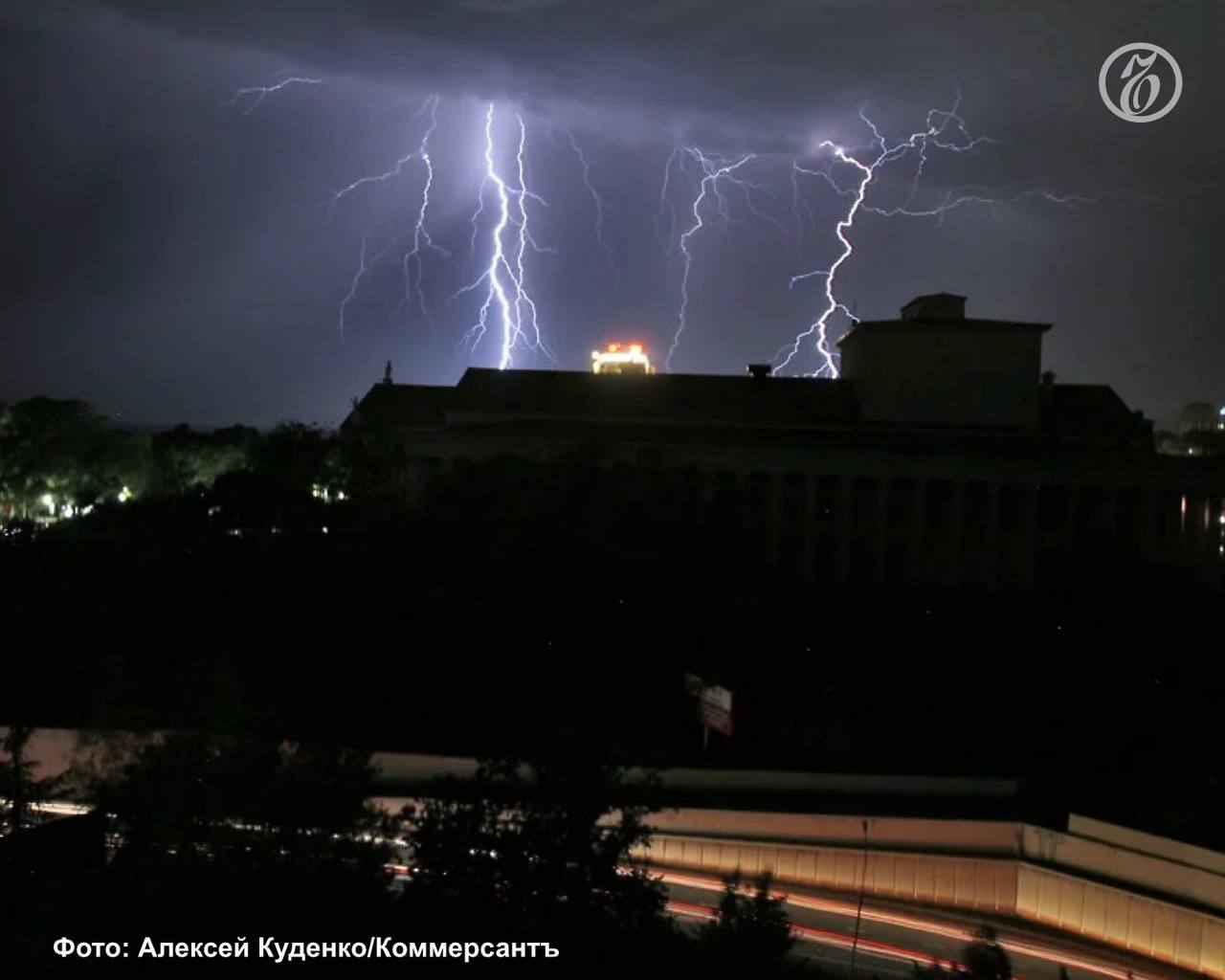 В Сочи с вечера 8 января до 9 января прогнозируют смерч, грозу и сильный снегопад, пишет «Ъ-Кубань» со ссылкой на сообщение пресс-службы Главного управления МЧС России по Краснодарскому краю