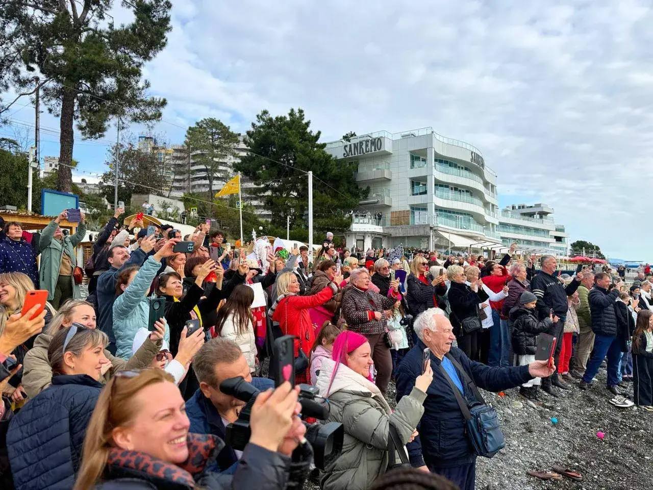 В Сочи состоялся морской заплыв Дедов Морозов В Сочи состоялся морской заплыв Дедов Морозов