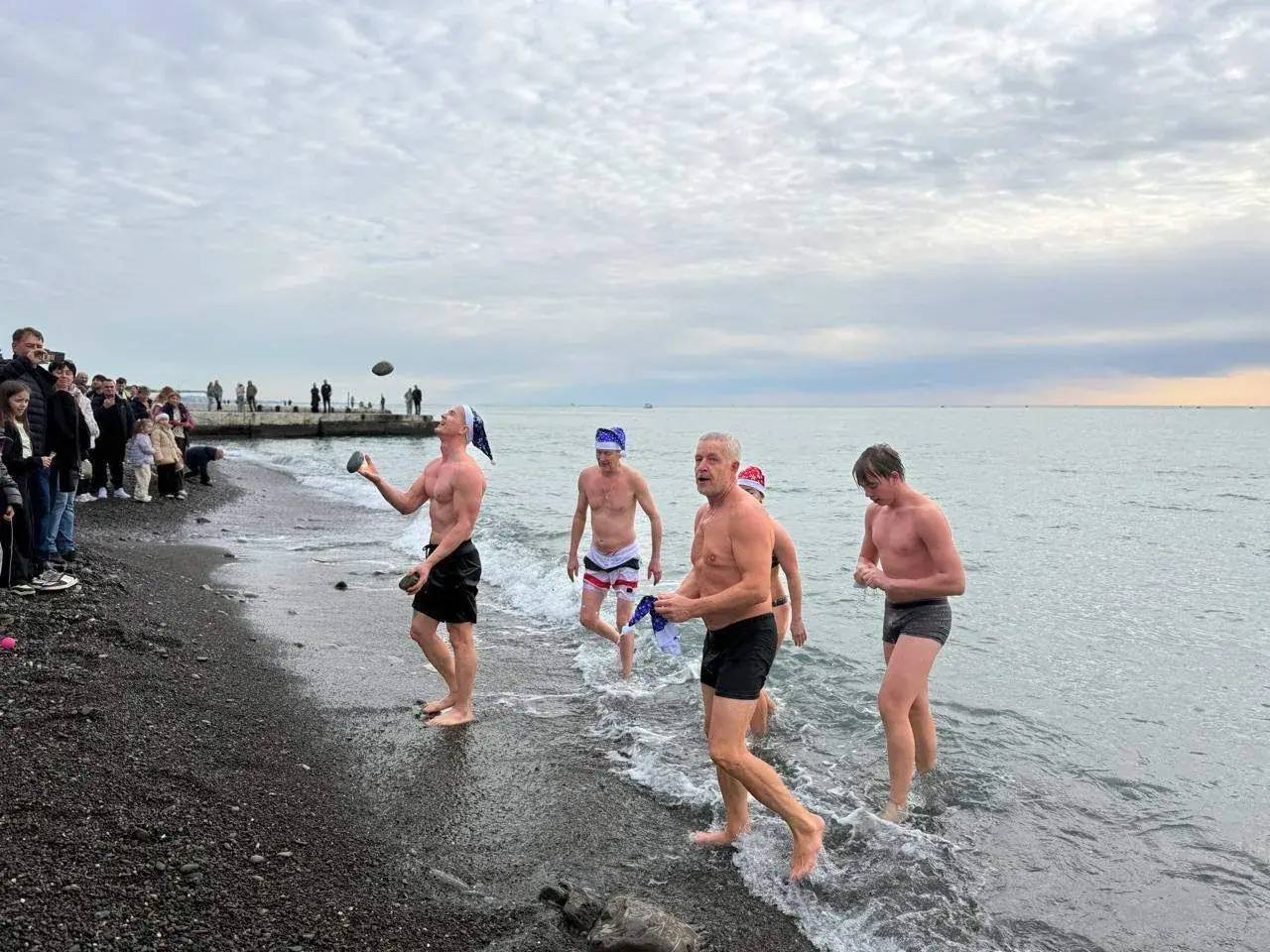 В Сочи состоялся морской заплыв Дедов Морозов В Сочи состоялся морской заплыв Дедов Морозов