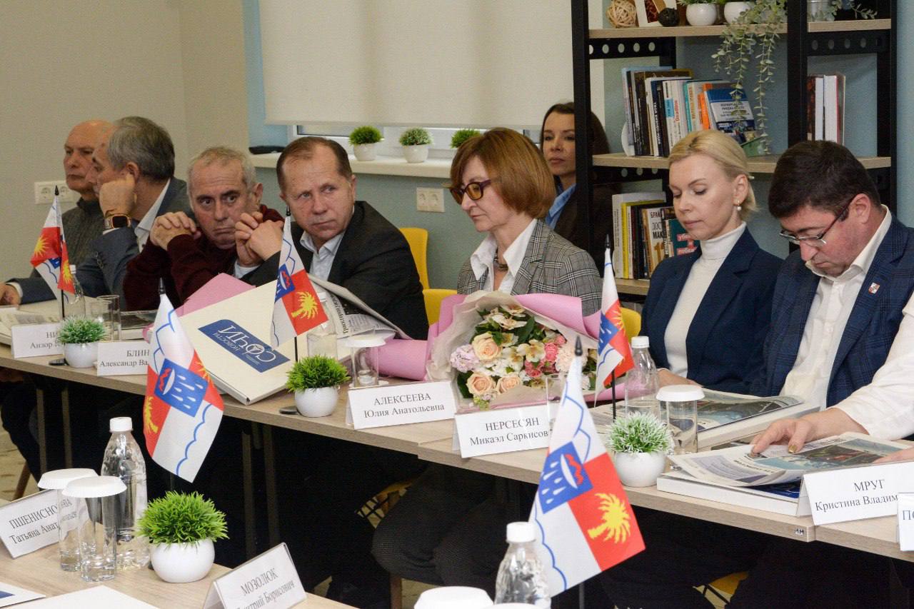 Андрей Прошунин: В День российской печати провели праздничное заседание городской редакционной коллегии и презентацию обновлённой городской аналитической газеты «Новости Сочи», на которую пригласили руководителей и... Андрей Прошунин: В День российской печати провели праздничное заседание городской редакционной коллегии и презентацию обновлённой городской аналитической газеты «Новости Сочи», на которую пригласили руководителей и...