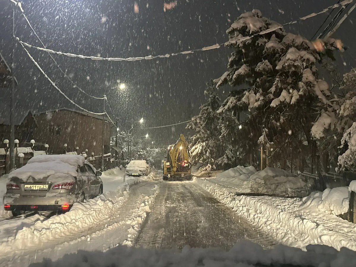 Глава Сочи Андрей Прошунин: «На уборке снега в городе задействовали свыше 260 человек и почти 150 единиц спецтехники» Глава Сочи Андрей Прошунин: «На уборке снега в городе задействовали свыше 260 человек и почти 150 единиц спецтехники»
