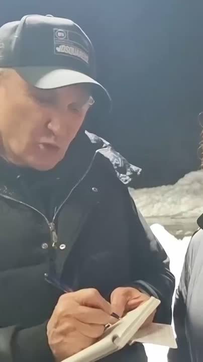 В канун Старого Нового года известный российский рок-певец, музыкант, лидер группы «Рондо», Александр Иванов подарил частичку праздника сотрудникам сочинской полиции