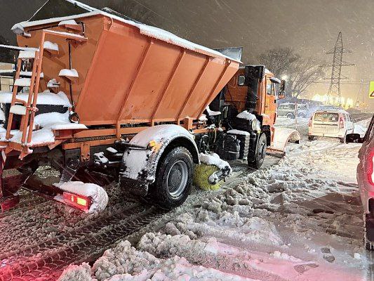 Глава Сочи Андрей Прошунин: «На ночной расчистке дорог от снега задействовали 227 единиц техники и почти 450 дорожных рабочих»
