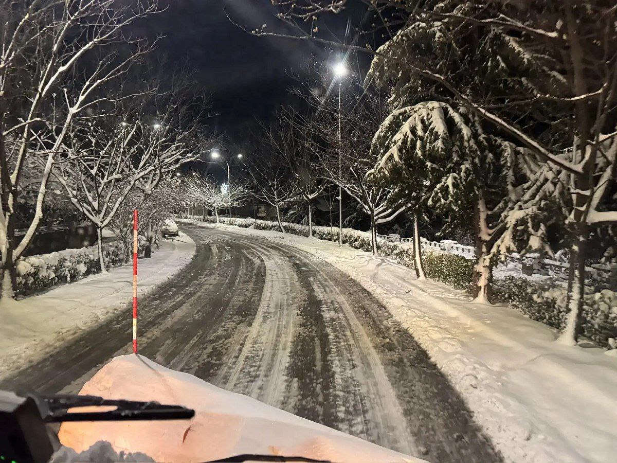 Глава Сочи Андрей Прошунин: «На ночной расчистке дорог от снега задействовали 227 единиц техники и почти 450 дорожных рабочих» Глава Сочи Андрей Прошунин: «На ночной расчистке дорог от снега задействовали 227 единиц техники и почти 450 дорожных рабочих»