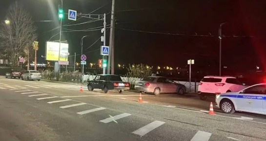 21.01.2026 в 12:30 на ул. Авиационная в районе д. 30/2, Адлерского района г. Сочи, 46-летний водитель автомобиля «Лада», проехав на запрещающий сигнал светофора допустил наезд на 12-летнего водителя средства индивидуальной...