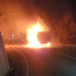 Сегодня ночью на 103-м км ФАД А-147 «Джубга - Сочи до границы с респ. Абхазия» (в районе поселка Мамедова щель Лазаревского района) произошло самопроизвольное возгорание грузового автомобиля «JAC»