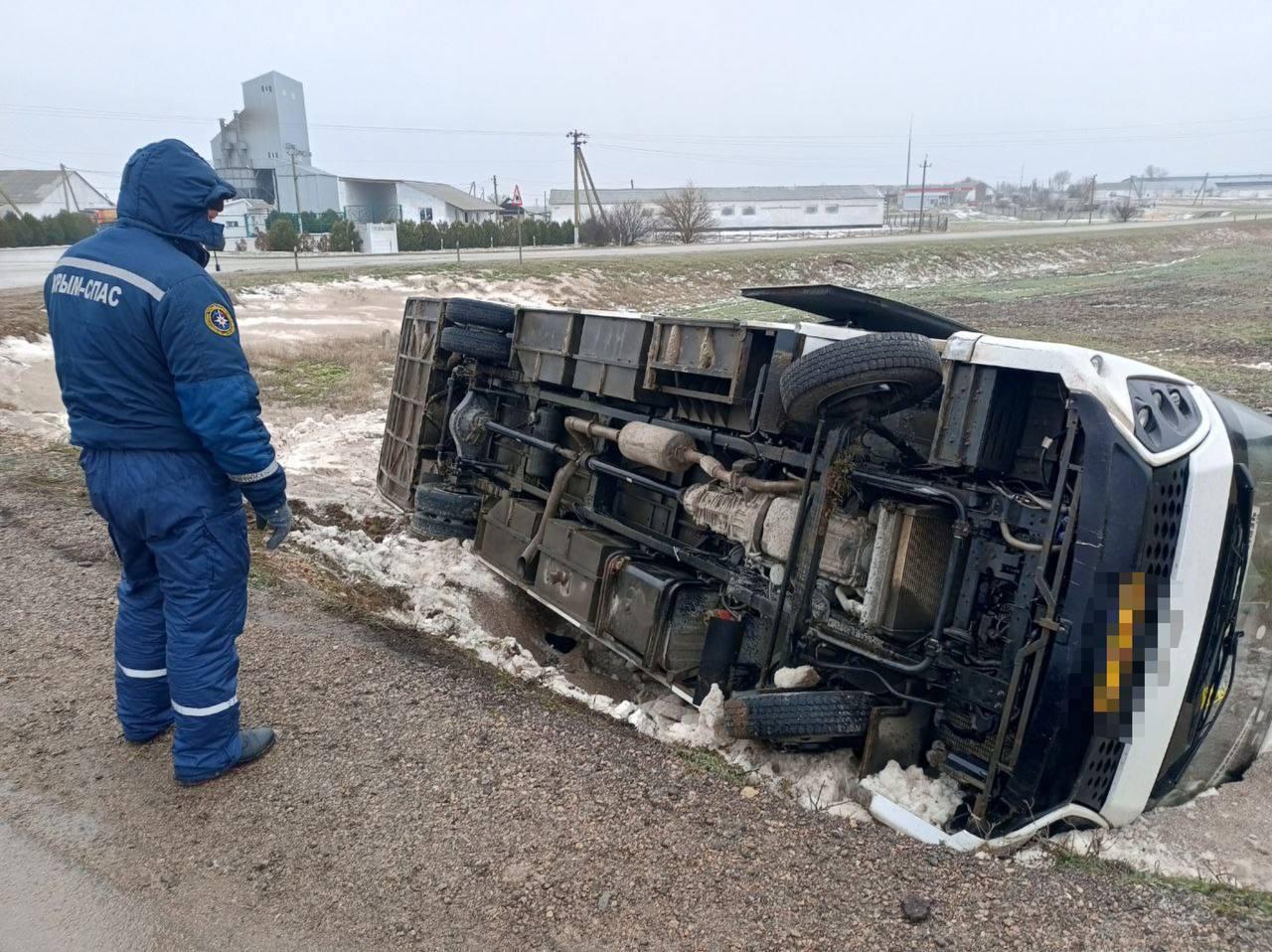 Рейсовый автобус опрокинулся в Крыму: Пострадали два человека Рейсовый автобус опрокинулся в Крыму: Пострадали два человека