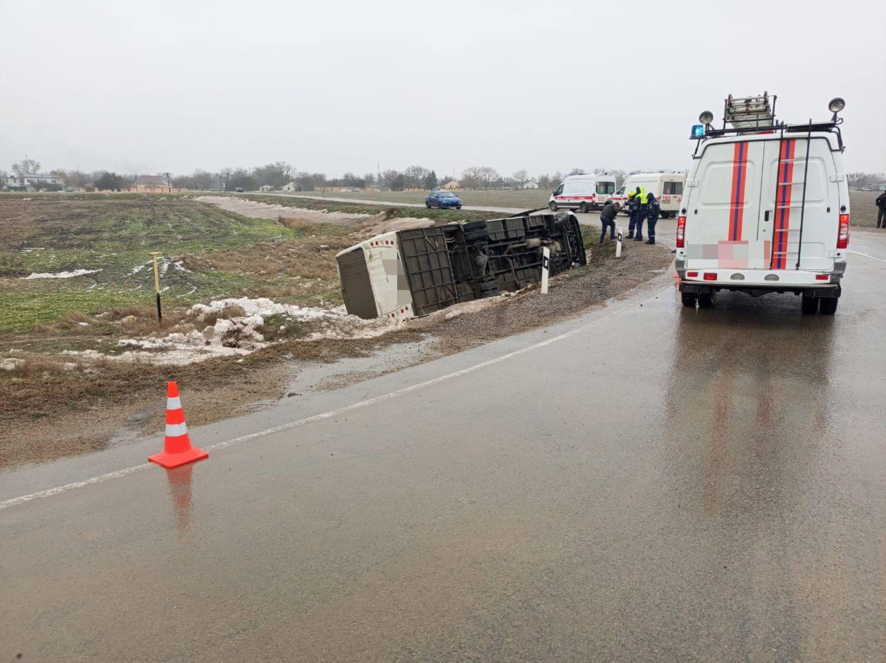 Рейсовый автобус опрокинулся в Крыму: Пострадали два человека Рейсовый автобус опрокинулся в Крыму: Пострадали два человека