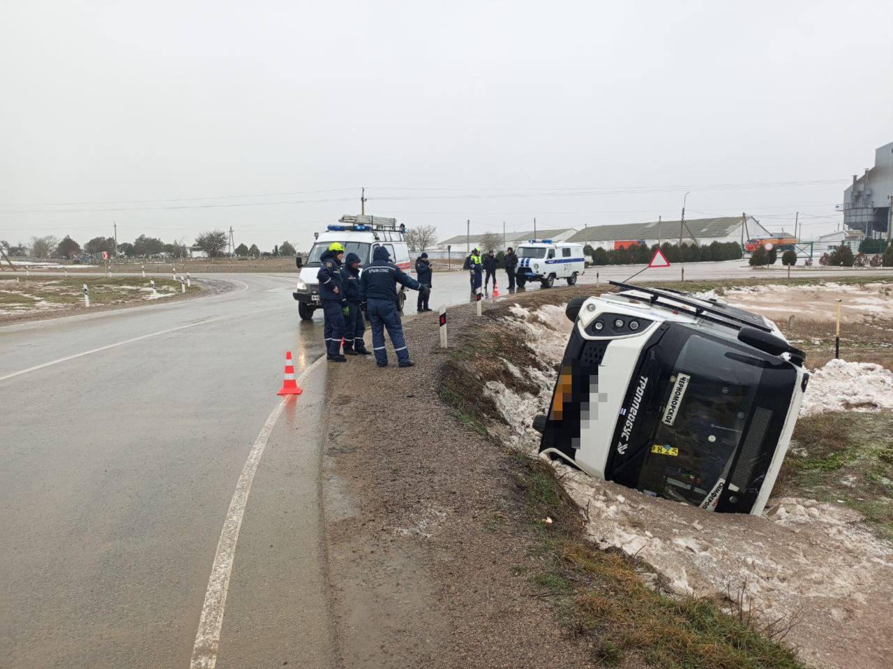 Рейсовый автобус улетел с трассы в Черноморском районе – два человека госпитализированы