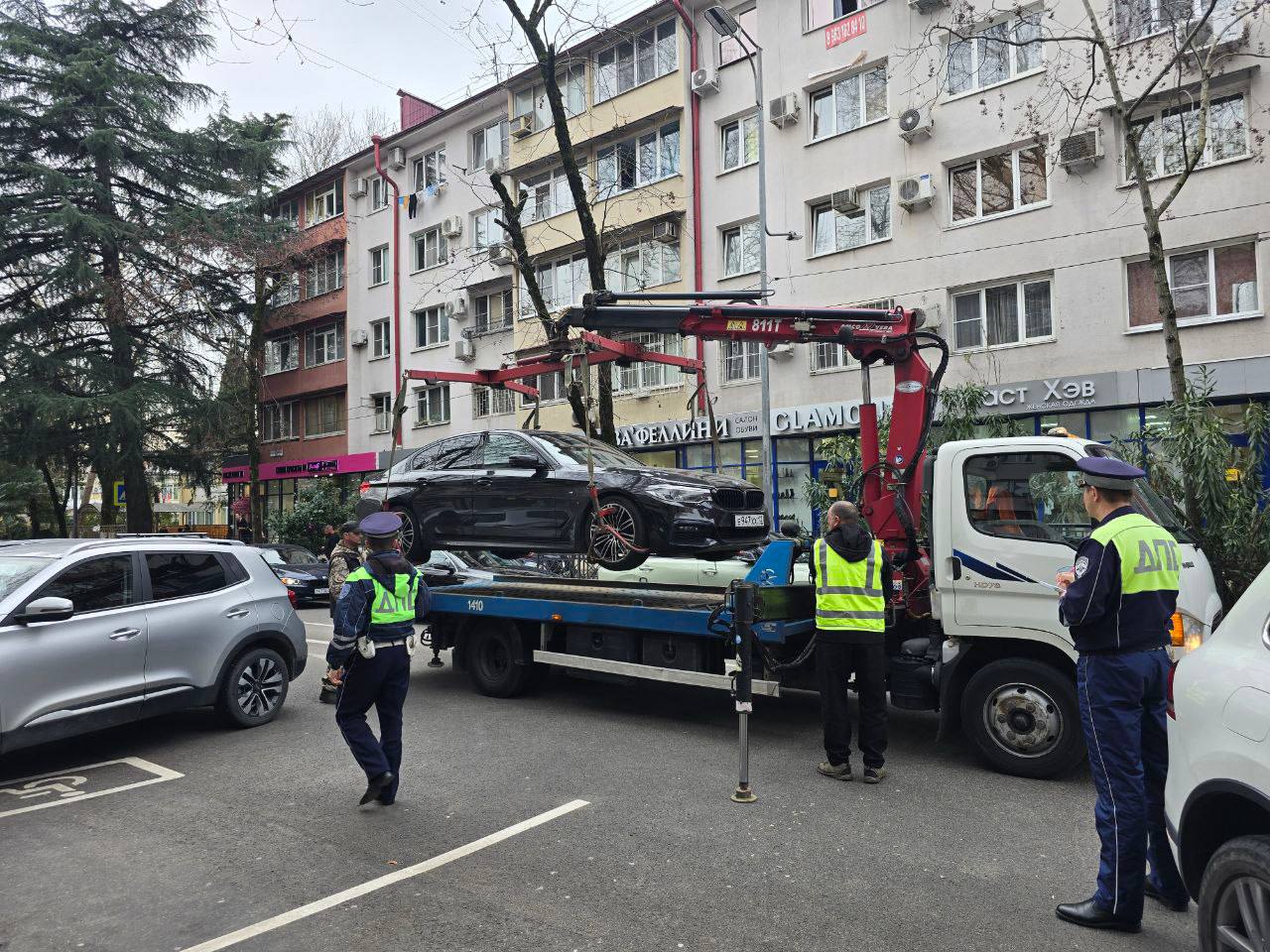 Межведомственная группа, в состав которой входят сотрудники департамента транспорта и дорожного хозяйства, социальной политики, полка ДПС УВД по Сочи, члены общественного совета партийного проекта "Безопасные дороги"... Межведомственная группа, в состав которой входят сотрудники департамента транспорта и дорожного хозяйства, социальной политики, полка ДПС УВД по Сочи, члены общественного совета партийного проекта "Безопасные дороги"...