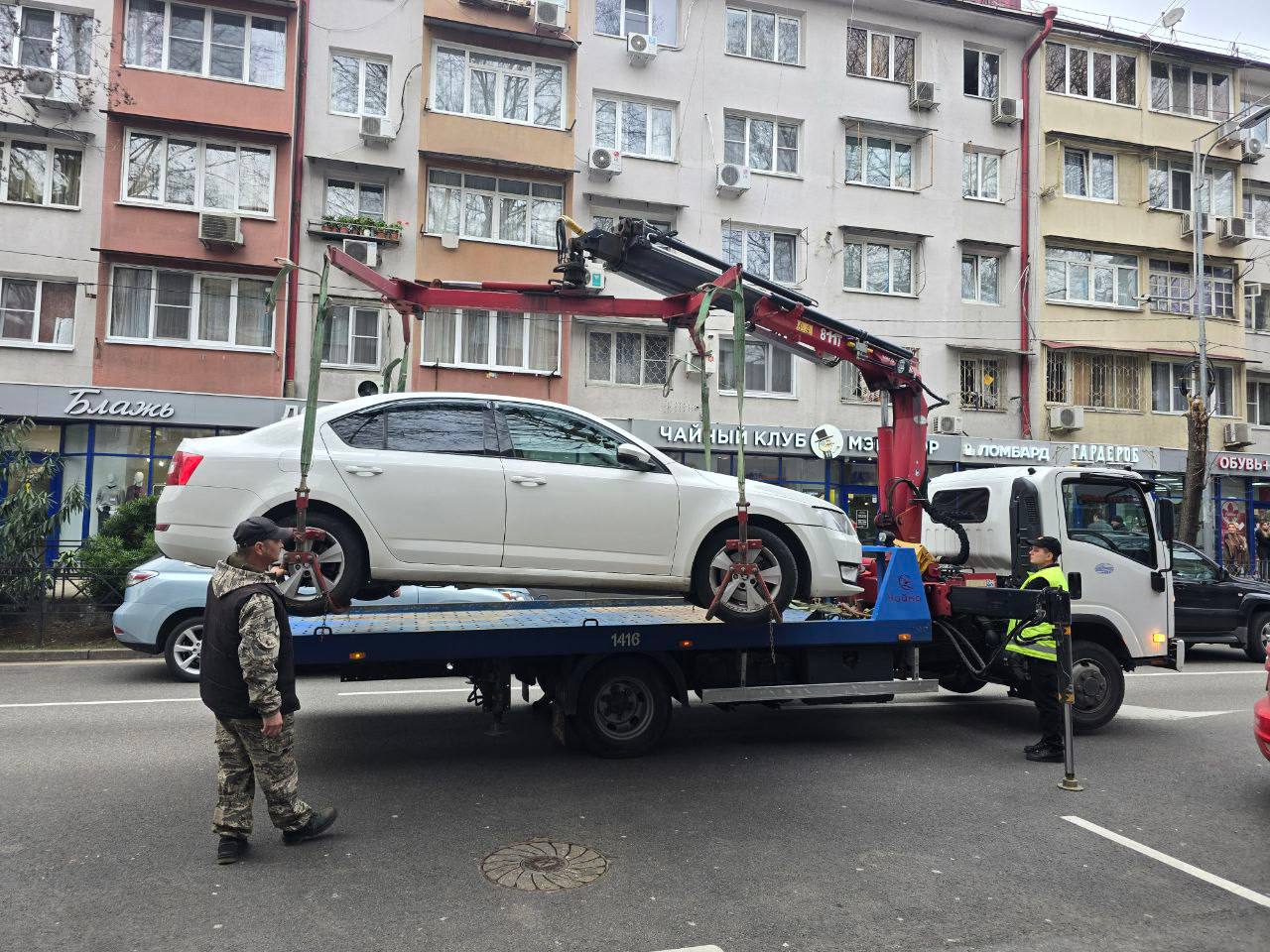 Межведомственная группа, в состав которой входят сотрудники департамента транспорта и дорожного хозяйства, социальной политики, полка ДПС УВД по Сочи, члены общественного совета партийного проекта "Безопасные дороги"... Межведомственная группа, в состав которой входят сотрудники департамента транспорта и дорожного хозяйства, социальной политики, полка ДПС УВД по Сочи, члены общественного совета партийного проекта "Безопасные дороги"...