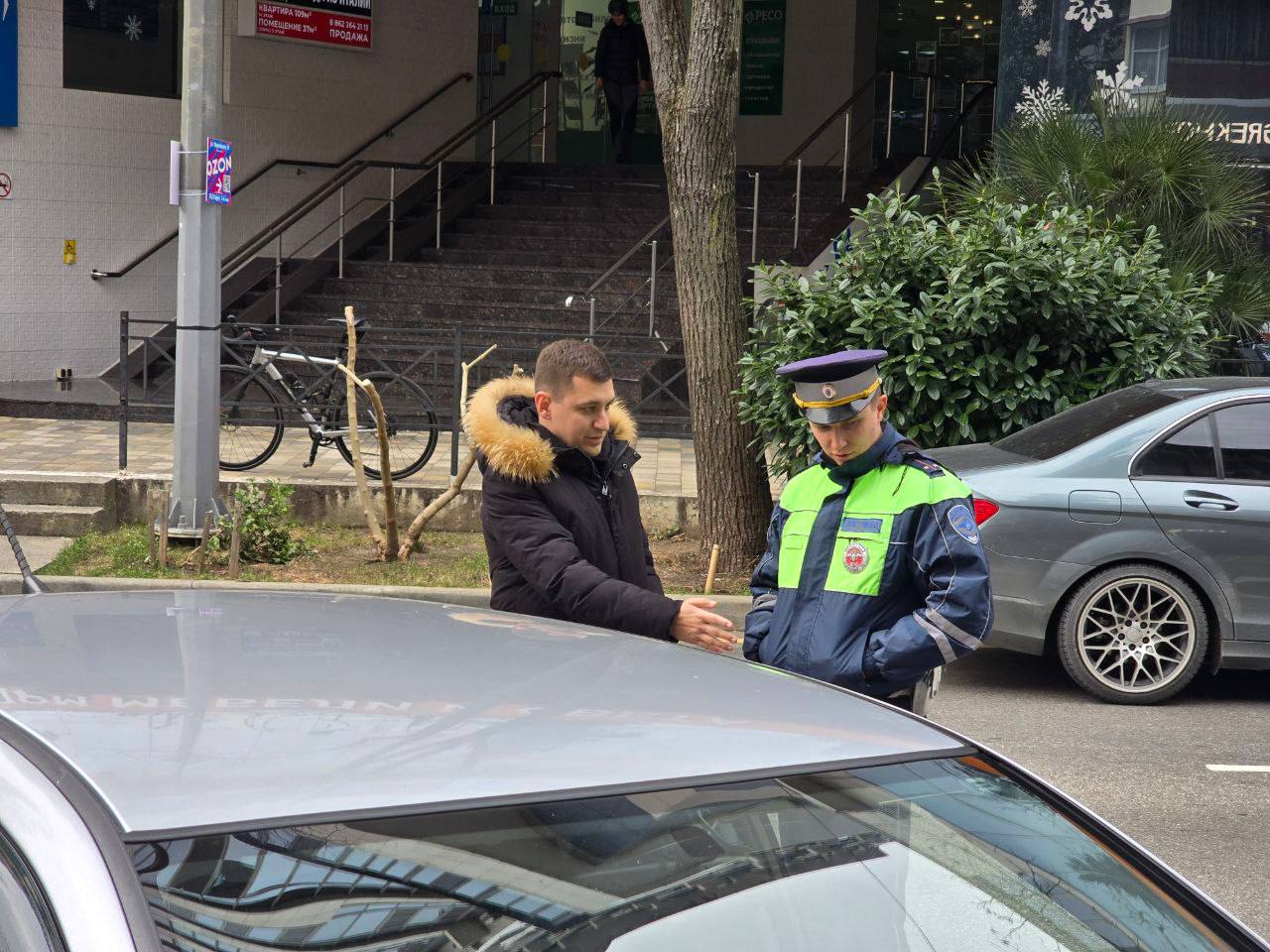 Межведомственная группа, в состав которой входят сотрудники департамента транспорта и дорожного хозяйства, социальной политики, полка ДПС УВД по Сочи, члены общественного совета партийного проекта "Безопасные дороги"... Межведомственная группа, в состав которой входят сотрудники департамента транспорта и дорожного хозяйства, социальной политики, полка ДПС УВД по Сочи, члены общественного совета партийного проекта "Безопасные дороги"...