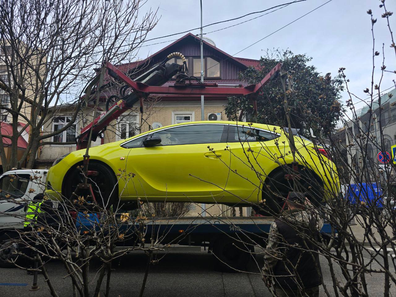 Межведомственная группа, в состав которой входят сотрудники департамента транспорта и дорожного хозяйства, социальной политики, полка ДПС УВД по Сочи, члены общественного совета партийного проекта "Безопасные дороги"...