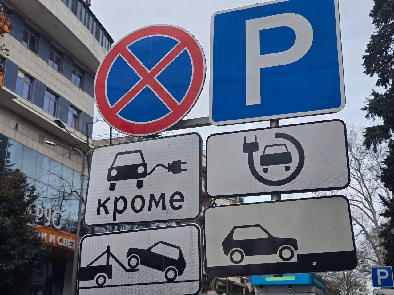 Межведомственная группа, в состав которой входят сотрудники департамента транспорта и дорожного хозяйства, социальной политики, полка ДПС УВД по Сочи, члены общественного совета партийного проекта "Безопасные дороги"... Межведомственная группа, в состав которой входят сотрудники департамента транспорта и дорожного хозяйства, социальной политики, полка ДПС УВД по Сочи, члены общественного совета партийного проекта "Безопасные дороги"...