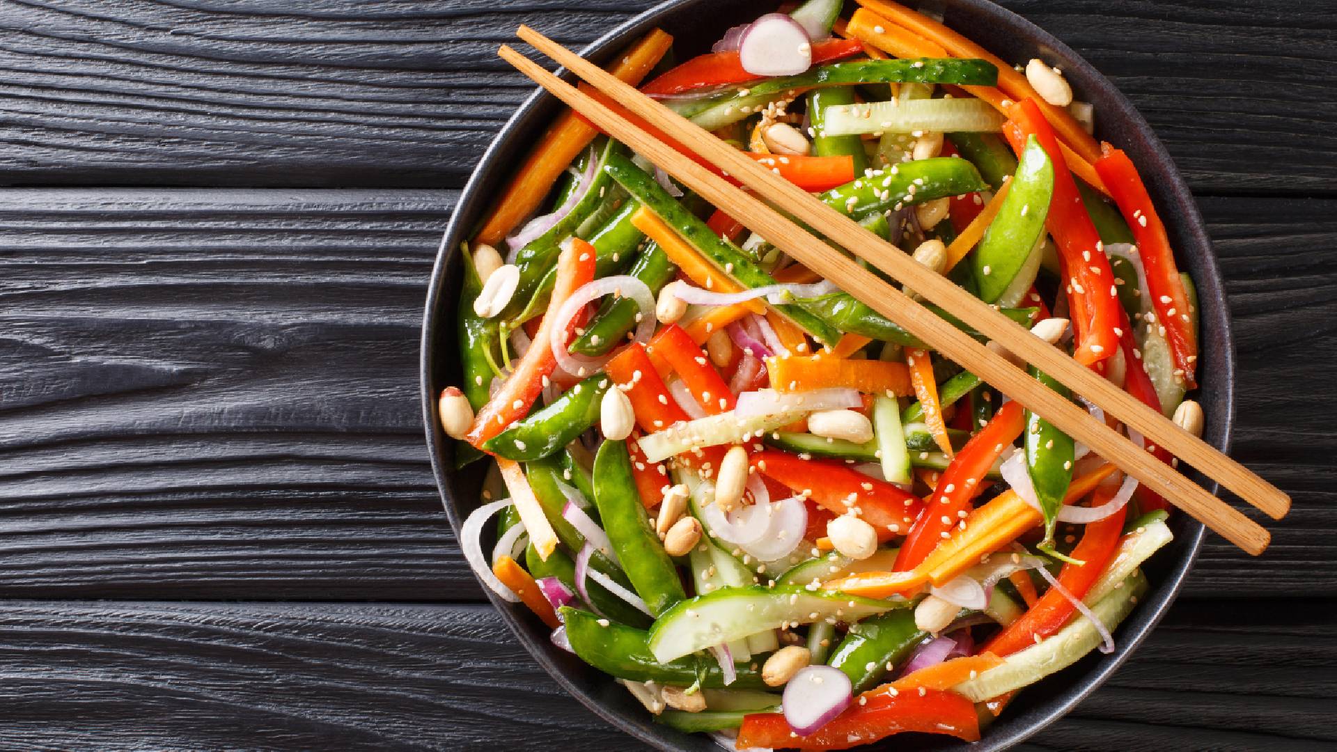 Теплый салат из огурцов и сладкого перца дополнит любой ужин: полезный и некалорийный