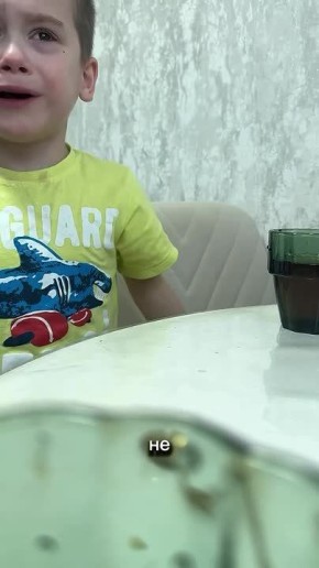 Мальчуган искренне признался, что жёстко зависим от телефона и выход есть только один — нужно срочно разбить его