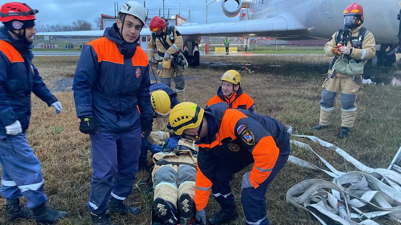 В Аэропрорту Сочи прошли полномасштабные аварийно-спасательные учения, направленныые на отработку действий в случае чрезвычайной ситуации с воздушным судном В Аэропрорту Сочи прошли полномасштабные аварийно-спасательные учения, направленныые на отработку действий в случае чрезвычайной ситуации с воздушным судном