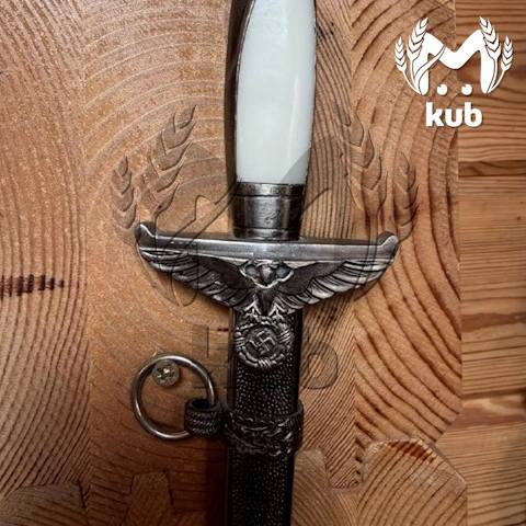 Кортик времен Третьего рейха, штык-ножи и коллекционные статуэтки нашли в доме бывшего сочинского судьи Кортик времен Третьего рейха, штык-ножи и коллекционные статуэтки нашли в доме бывшего сочинского судьи