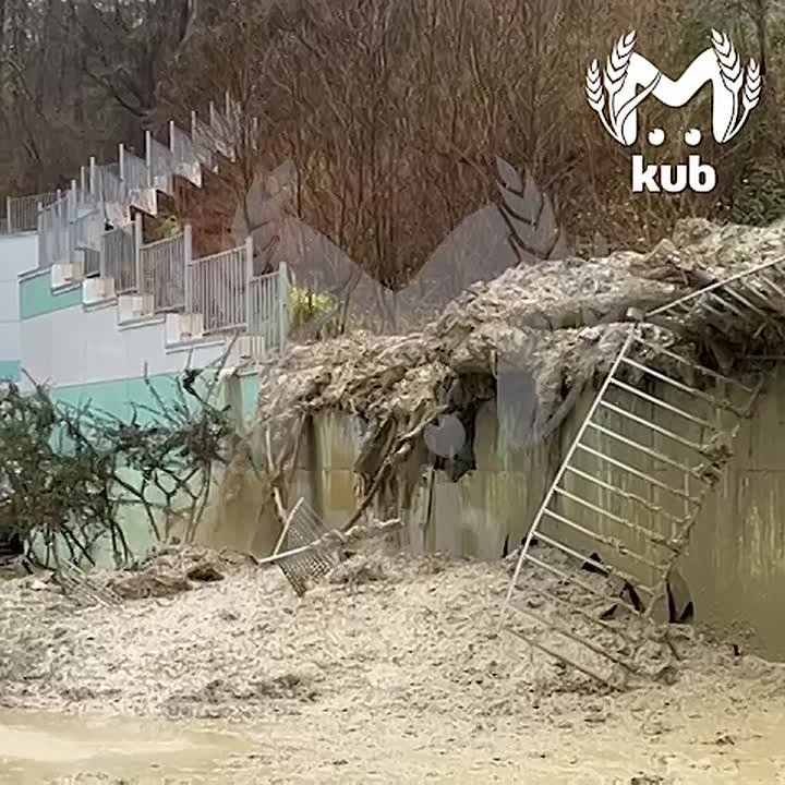 Селевые потоки подходят к жилым домам на Тепличной в Сочи