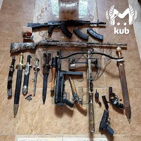 Кортик времен Третьего рейха, штык-ножи и коллекционные статуэтки нашли в доме бывшего сочинского судьи Кортик времен Третьего рейха, штык-ножи и коллекционные статуэтки нашли в доме бывшего сочинского судьи