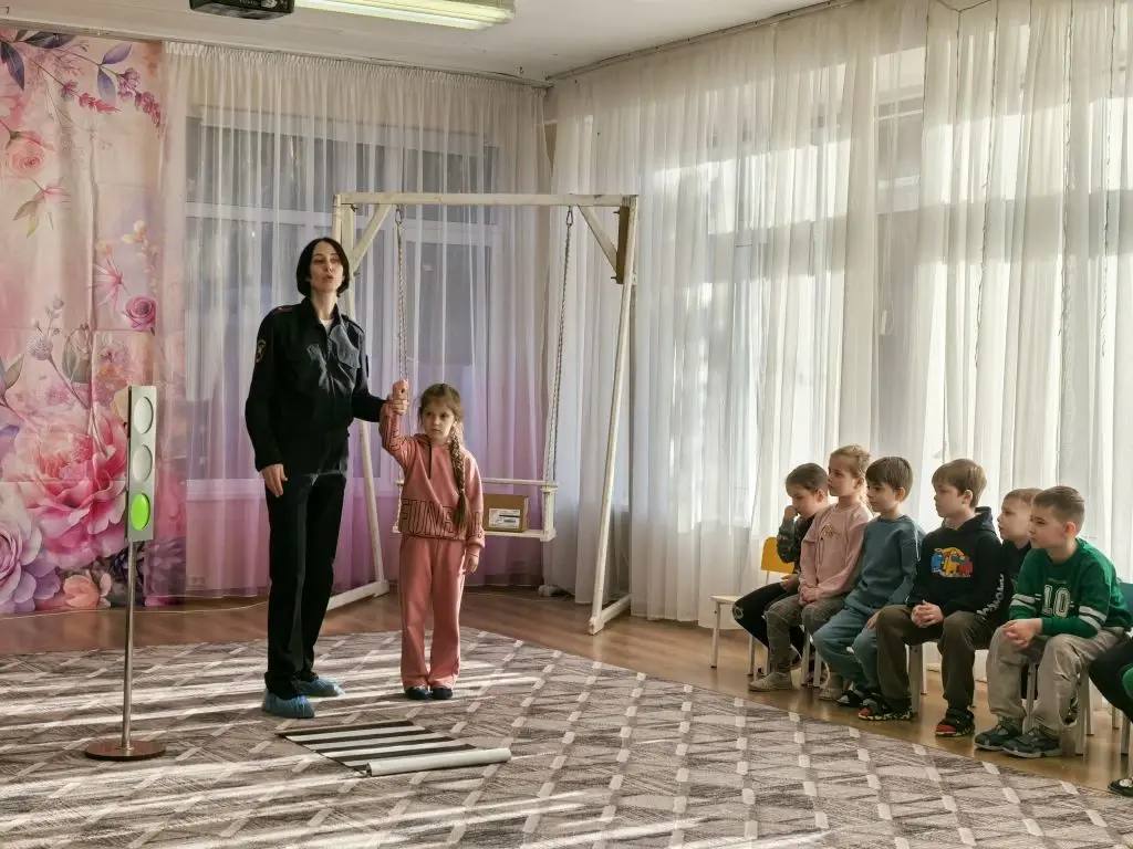 Азбука дорожной безопасности: сотрудники Госавтоинспекции г. Сочи навестили дошколят Азбука дорожной безопасности: сотрудники Госавтоинспекции г. Сочи навестили дошколят