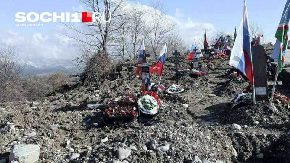 «В могилах стоит вода и грязь по колено»