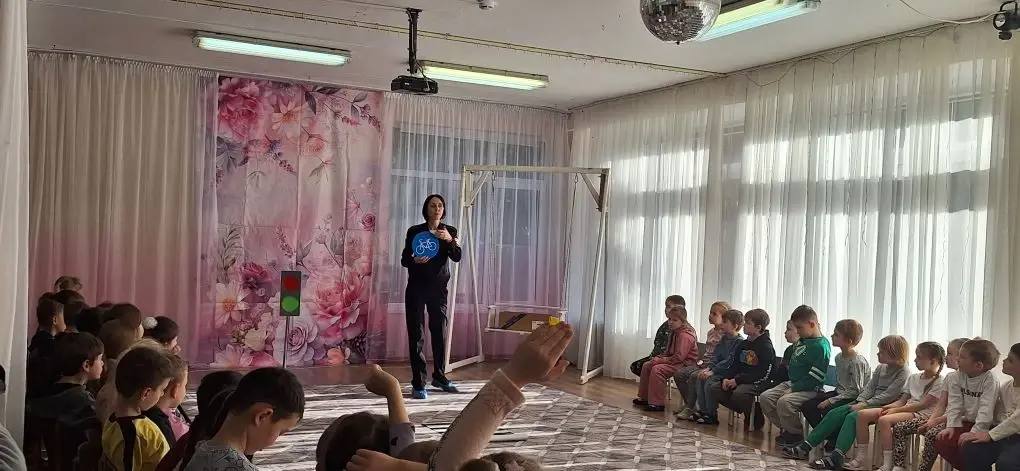 Азбука дорожной безопасности: сотрудники Госавтоинспекции г. Сочи навестили дошколят Азбука дорожной безопасности: сотрудники Госавтоинспекции г. Сочи навестили дошколят
