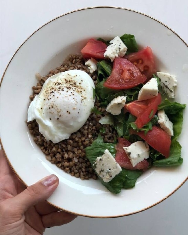 Гречка с яйцом пашот: быстрый и полезный завтрак для бодрого утра